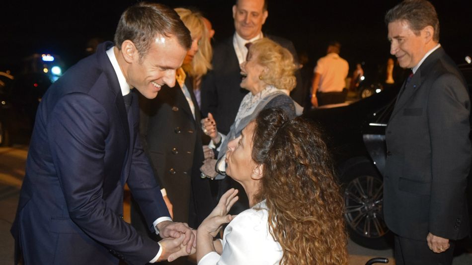 Macron y Michetti se saluda afectuosamente en Ezeiza.