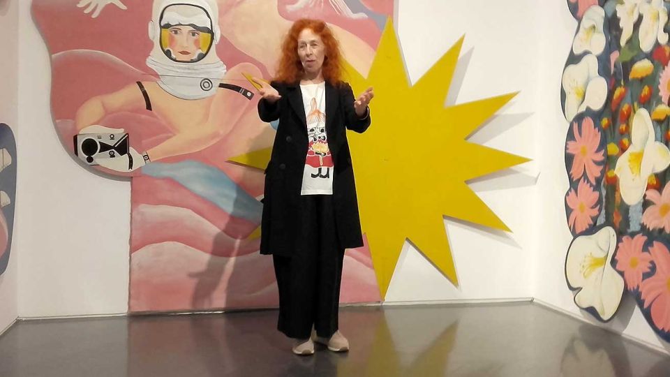 La artista Delia Cancela dentro de la instalación Love and Life durante la presentación de la muestra Reina de Corazones en el MAMBA.