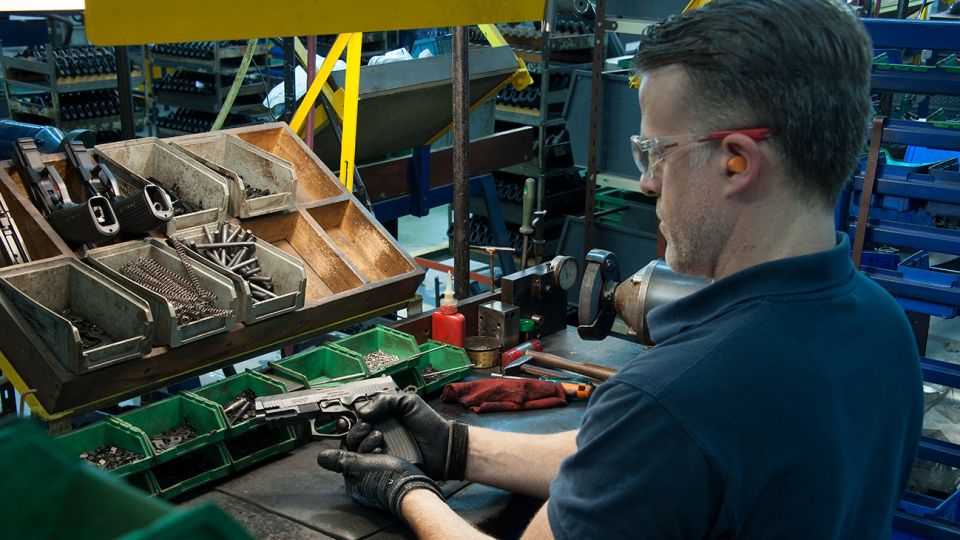 La única fábrica de armas del país produce unas 90 mil pistolas que son exportadas a 36 países.