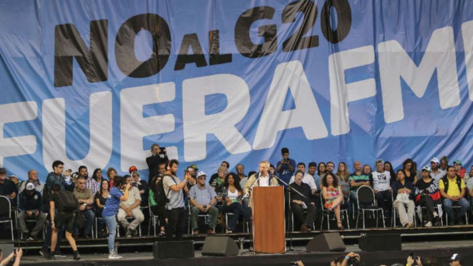 La campaña "No al G-20" en un acto en el estadio de Atlanta.