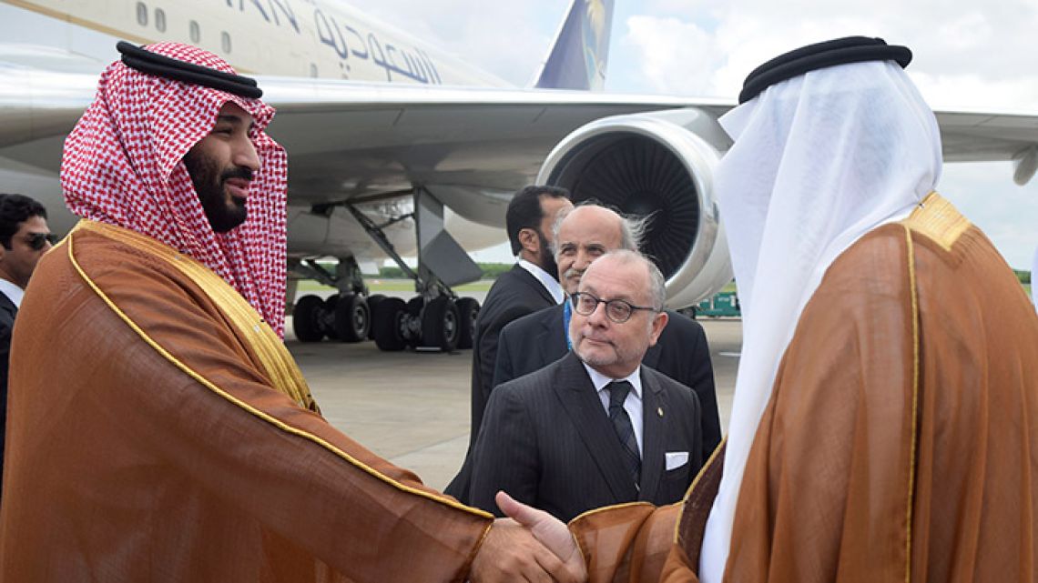 Mohammed bin Salman, Crown Prince of Saudi Arabia, arrives in Buenos Aires yesterday morning.