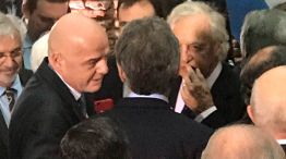 Macri, de espaldas, en la Rosada con Infantino y Fernando Marín.