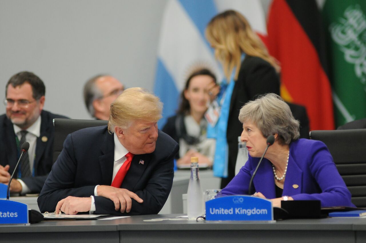 El presidente de EEUU Donald Trump y la premier británica Theresa May conversan durante la sesión plenaria del G20.