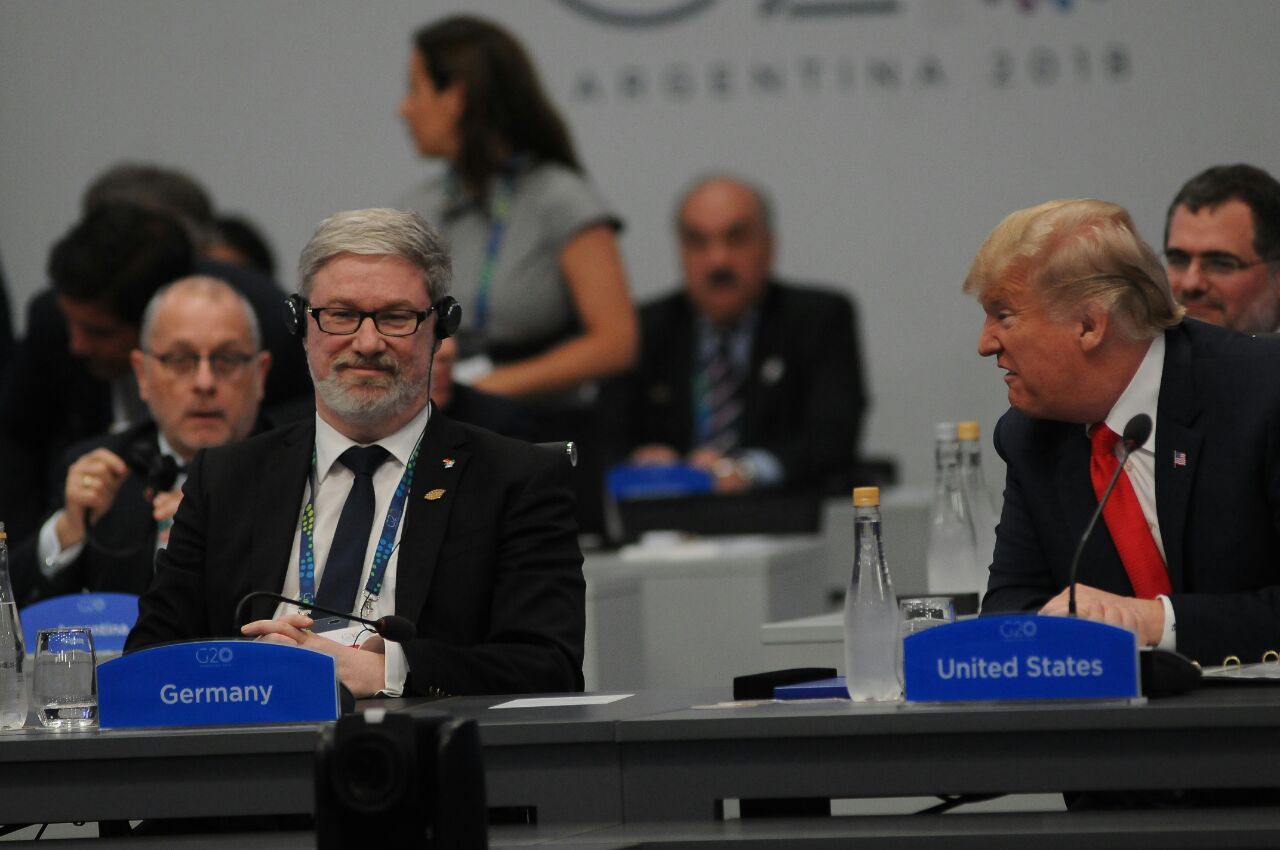 Donald Trump conversa con el representante alemán que reemplaza a Angela Merkel que no pudo llegar al primer día de la Cumbre por un desperfecto en su avión.