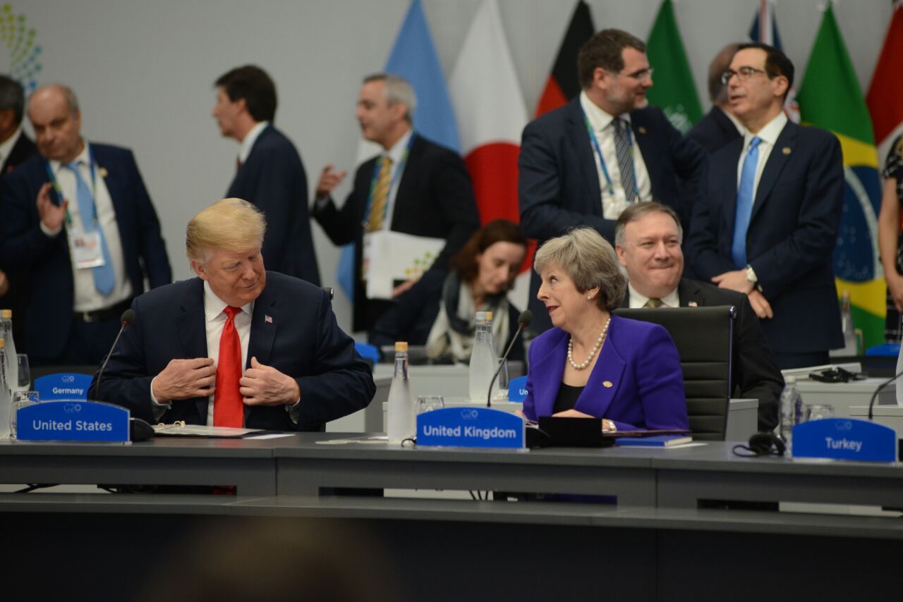 El presidente de EEUU Donald Trump y la premier británica Theresa May conversan durante la sesión plenaria del G20.