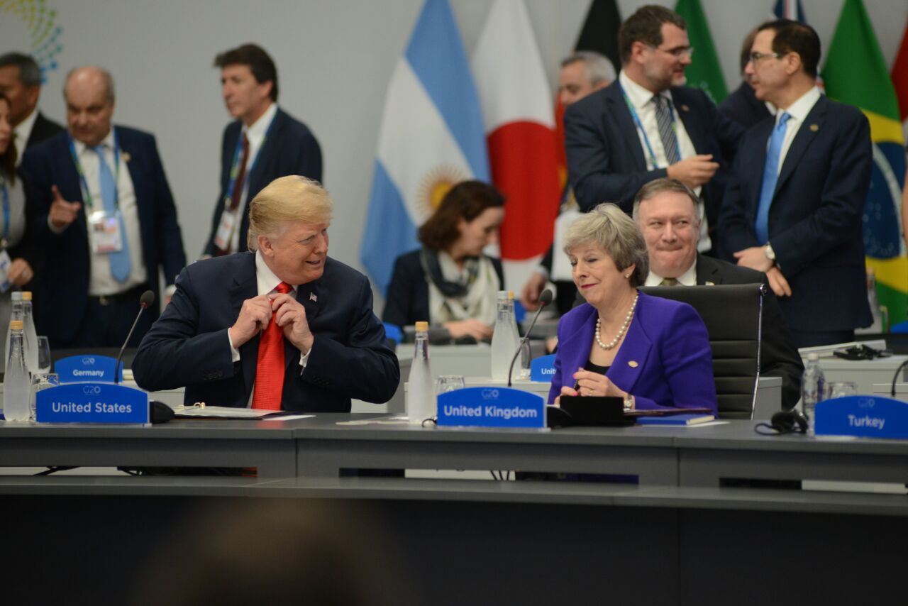 El presidente de EEUU Donald Trump y la premier británica Theresa May conversan durante la sesión plenaria del G20.