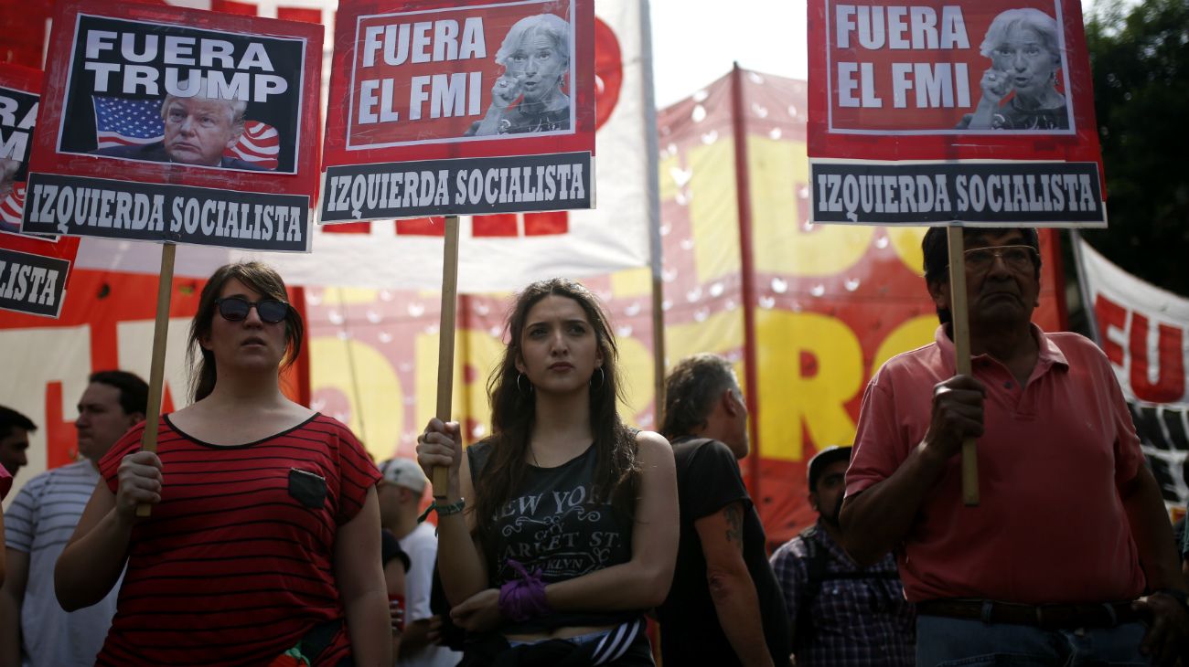 La marcha, convocada por el grupo "Confluencia Fuera G20 FMI", se celebró de forma pacífica en medio de un fuerte operativo de seguridad.