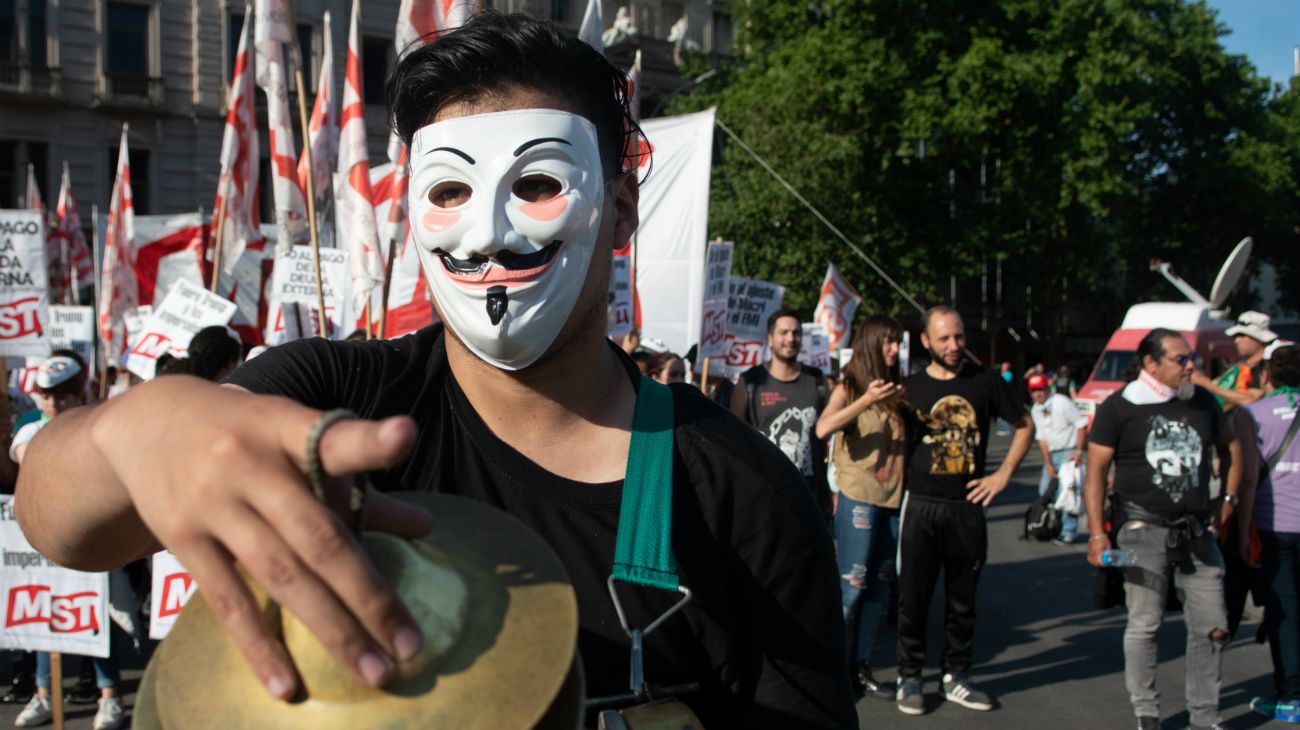 La marcha, convocada por el grupo "Confluencia Fuera G20 FMI", se celebró de forma pacífica en medio de un fuerte operativo de seguridad.