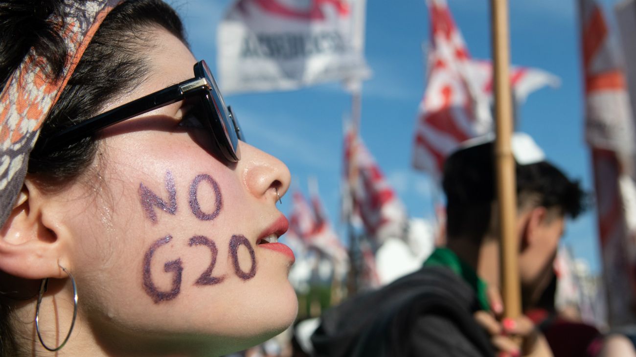 La marcha, convocada por el grupo "Confluencia Fuera G20 FMI", se celebró de forma pacífica en medio de un fuerte operativo de seguridad.