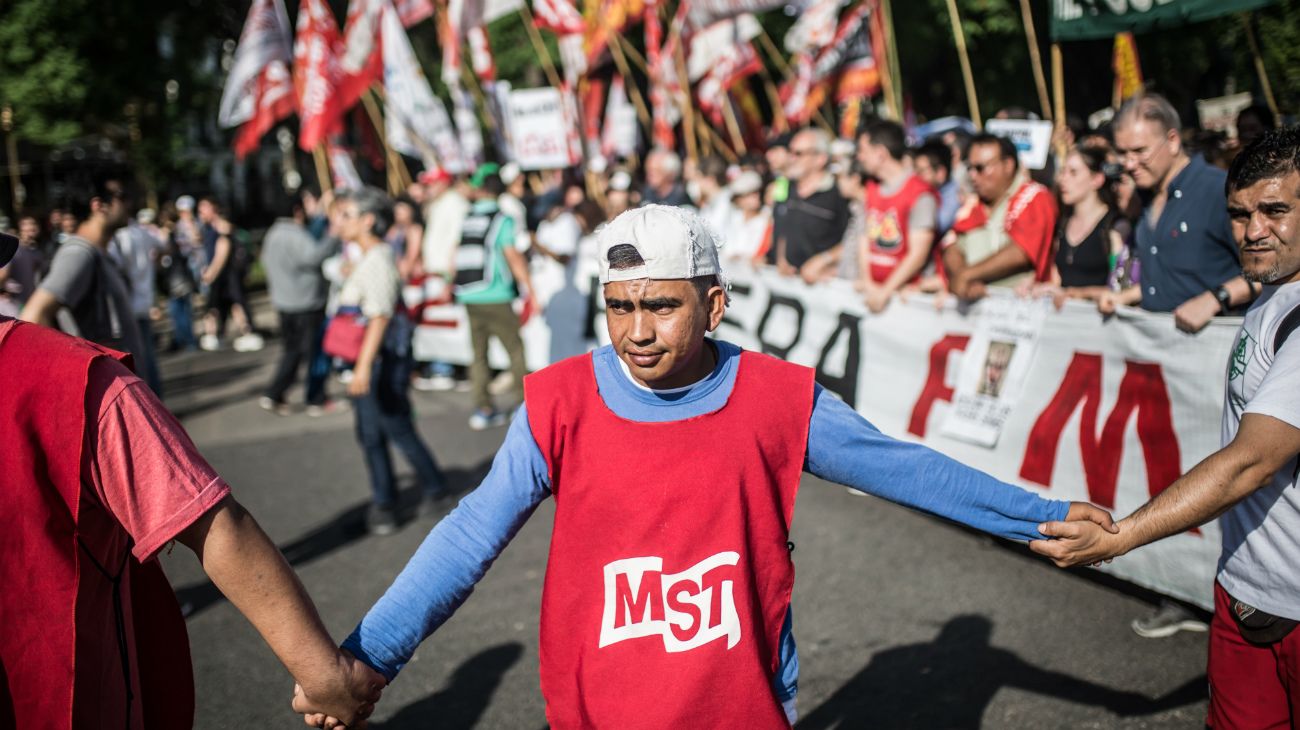 La marcha, convocada por el grupo "Confluencia Fuera G20 FMI", se celebró de forma pacífica en medio de un fuerte operativo de seguridad.