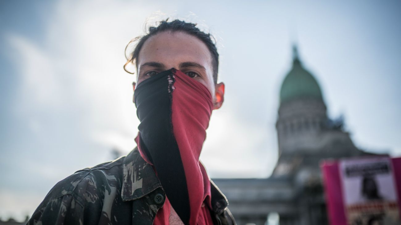 La marcha, convocada por el grupo "Confluencia Fuera G20 FMI", se celebró de forma pacífica en medio de un fuerte operativo de seguridad.