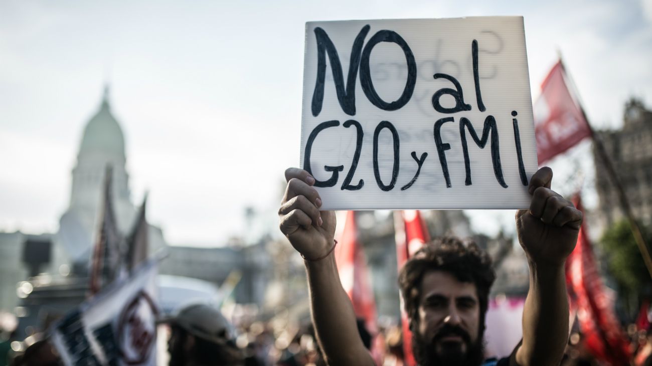 La marcha, convocada por el grupo "Confluencia Fuera G20 FMI", se celebró de forma pacífica en medio de un fuerte operativo de seguridad.