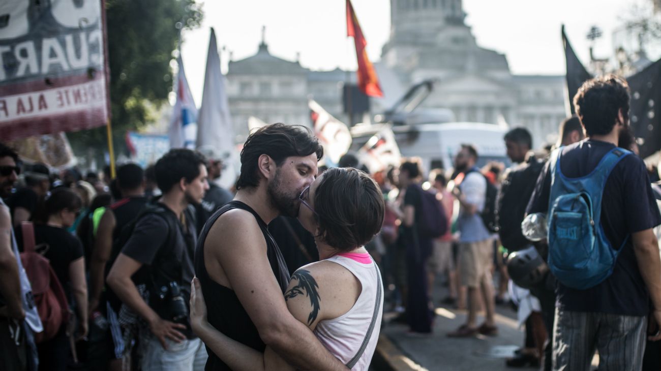 La marcha, convocada por el grupo "Confluencia Fuera G20 FMI", se celebró de forma pacífica en medio de un fuerte operativo de seguridad.