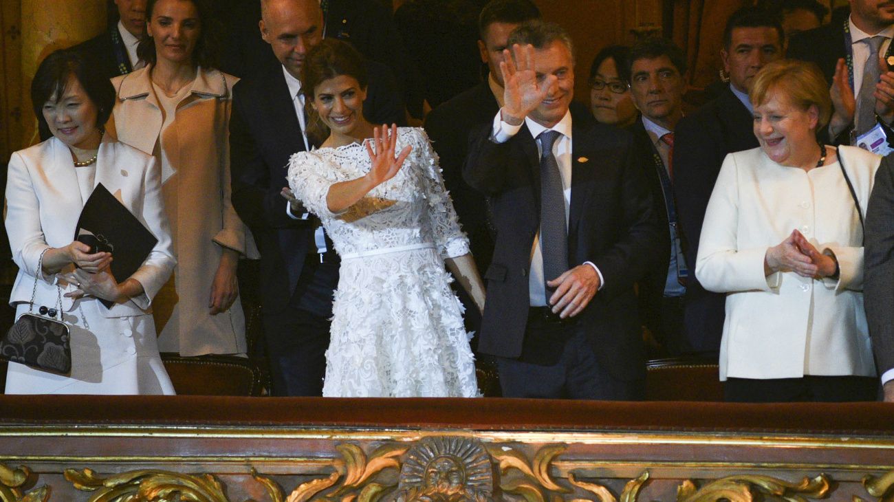 Los líderes mundiales que participan de la Cumbre del G20 arribaron al Teatro Colón para la cena de gala, donde fueron recibidos por el presidente Mauricio Macri y la primera dama Juliana Awada. Antes de la cena, los líderes y sus acompañantes asistieron a un evento cultural con 84 bailarines en escena y 75 músicos en vivo y artistas invitados.