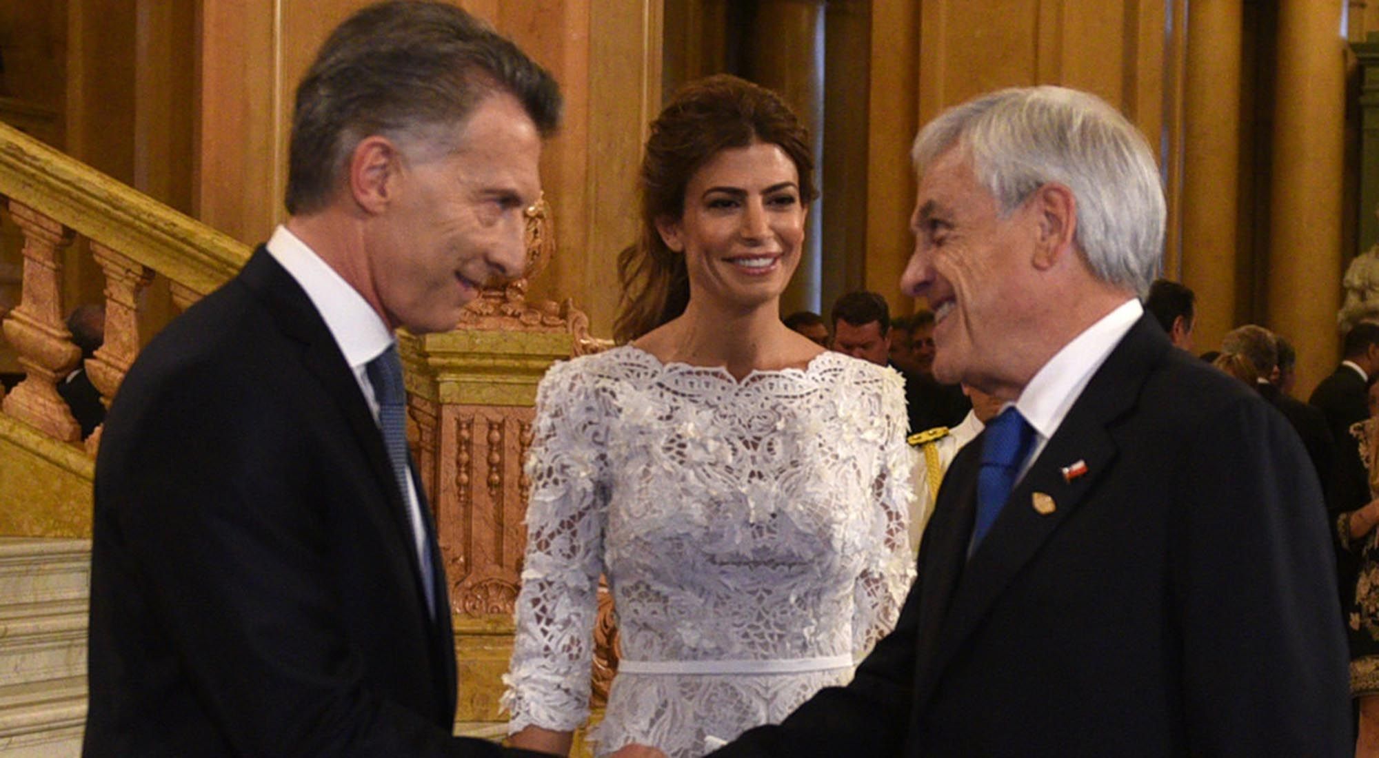 Sebastián Piñera, uno de los mandatarios "invitados" especialmente a la cumbre, recibido por Macri en el Colón.