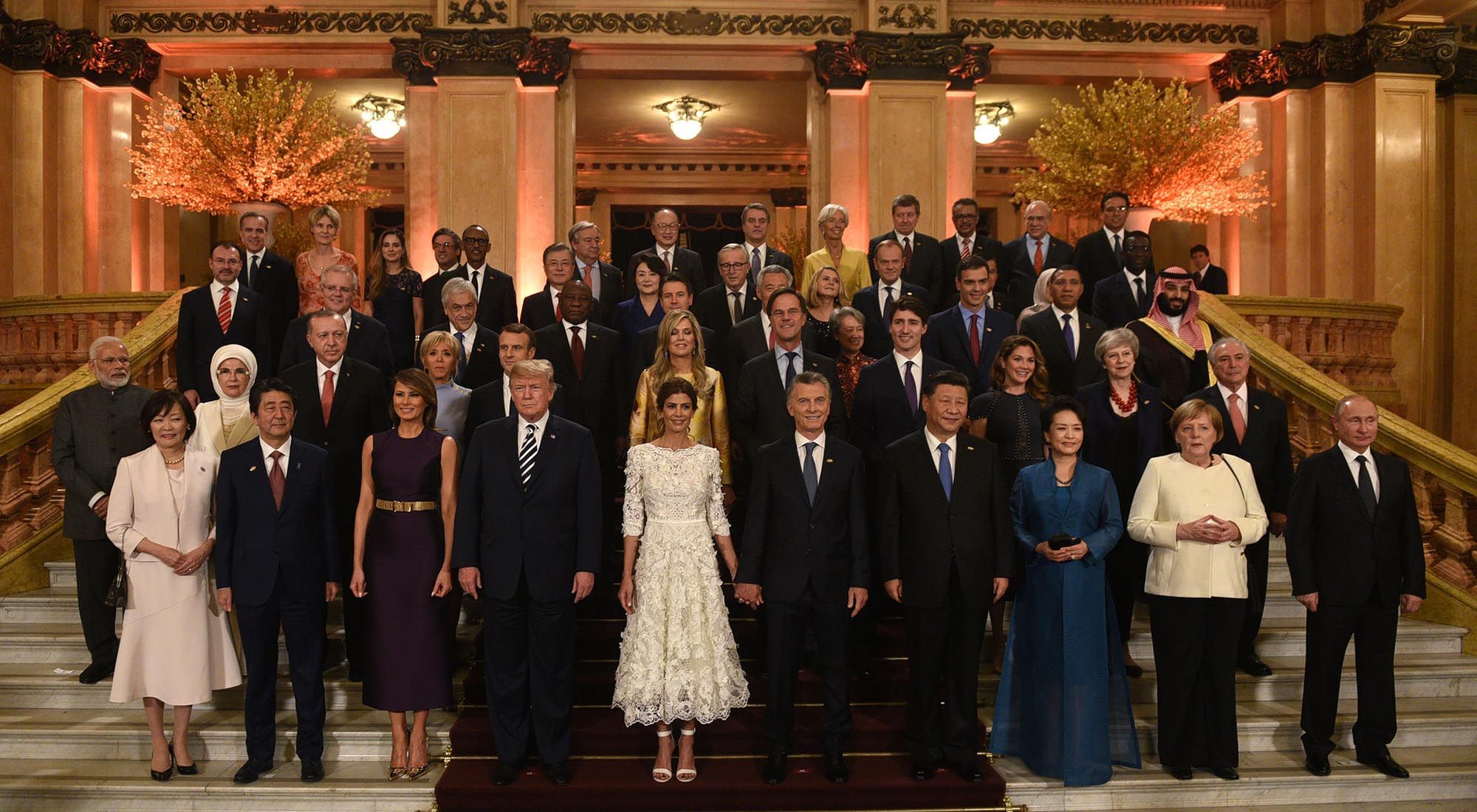 Los jefes de Estados y de gobierno participantes de la Cumbre posan en la escalinata del Teatro Colón antes de la función de gala.