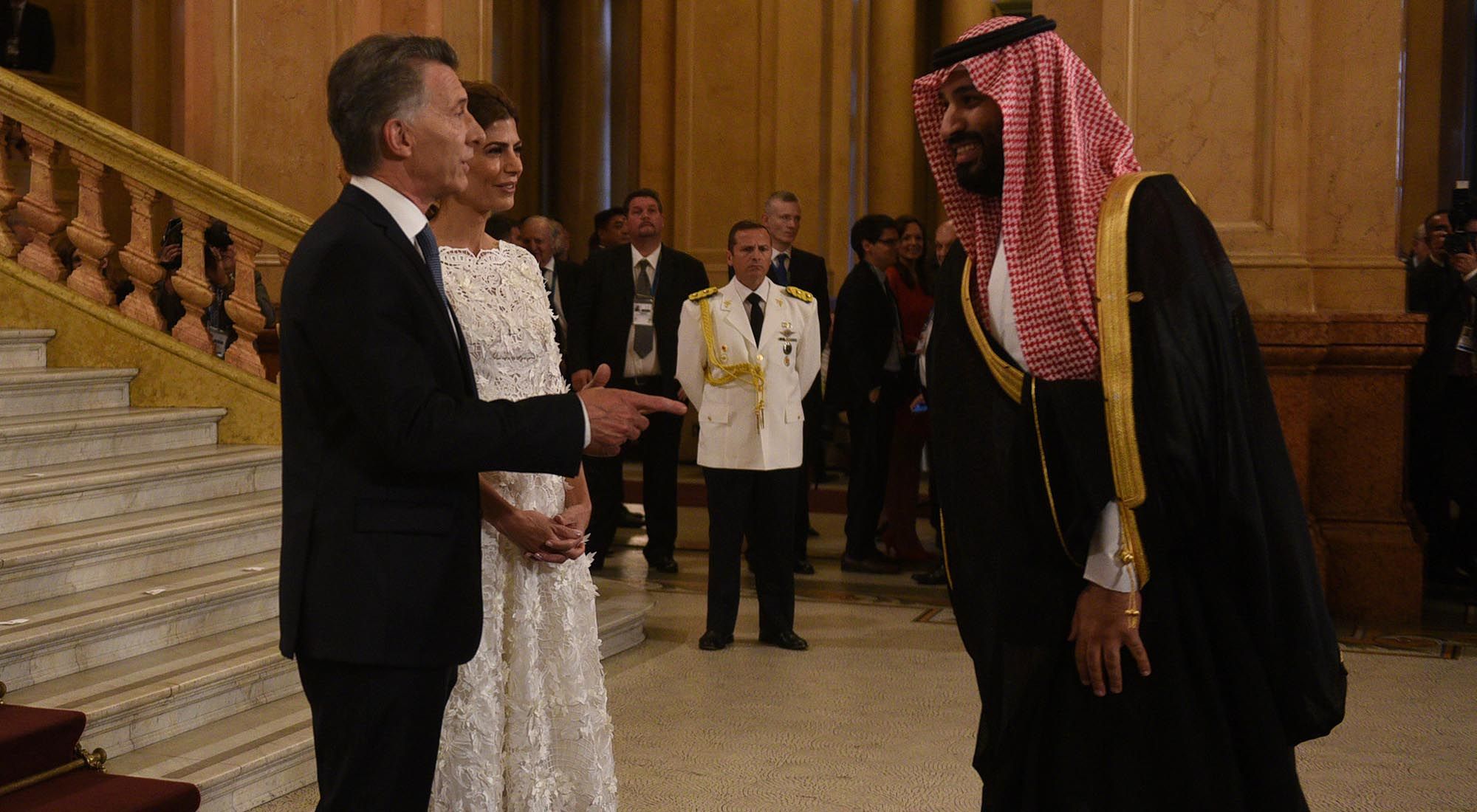 El presidente Mauricio Macri recibe en el Teatro Colón al príncipe heredero saudita, Mohammed.