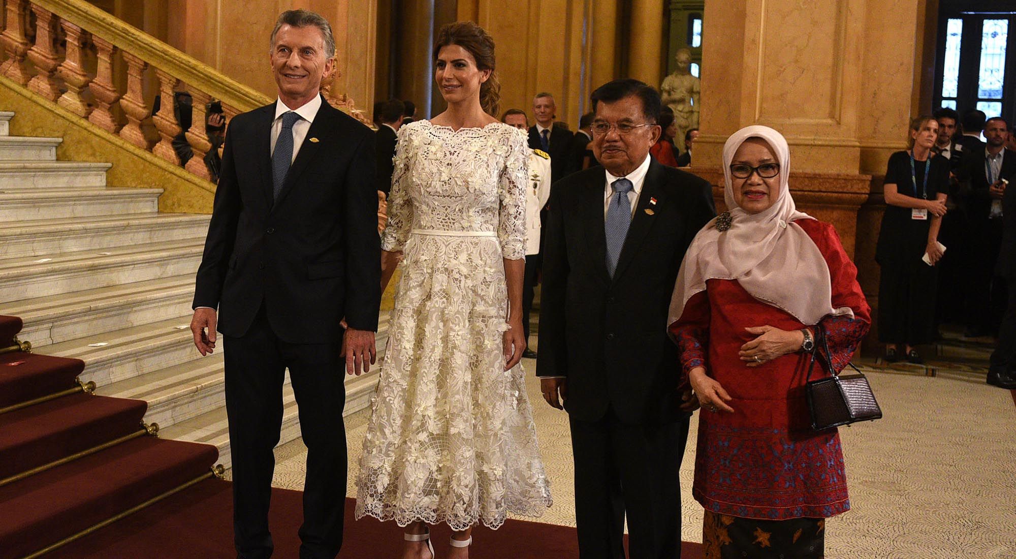 El matrimonio Macri recibe al primer ministro de Indonesia y su esposa en el Teatro Colón.