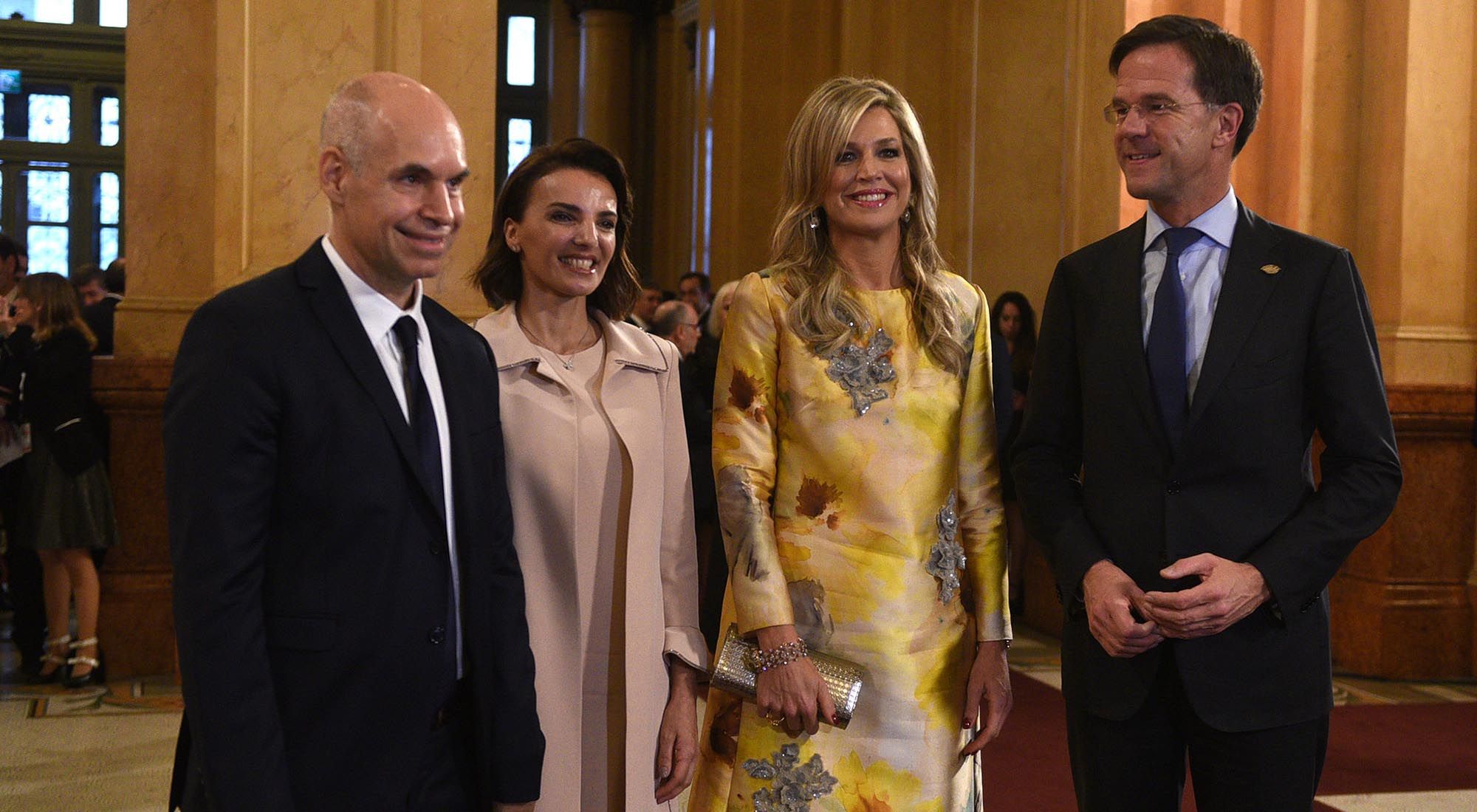 La reina Máxima y el premier holandés, Mark Rutte, junto a Macri antes de la velada de gala en el Colón.