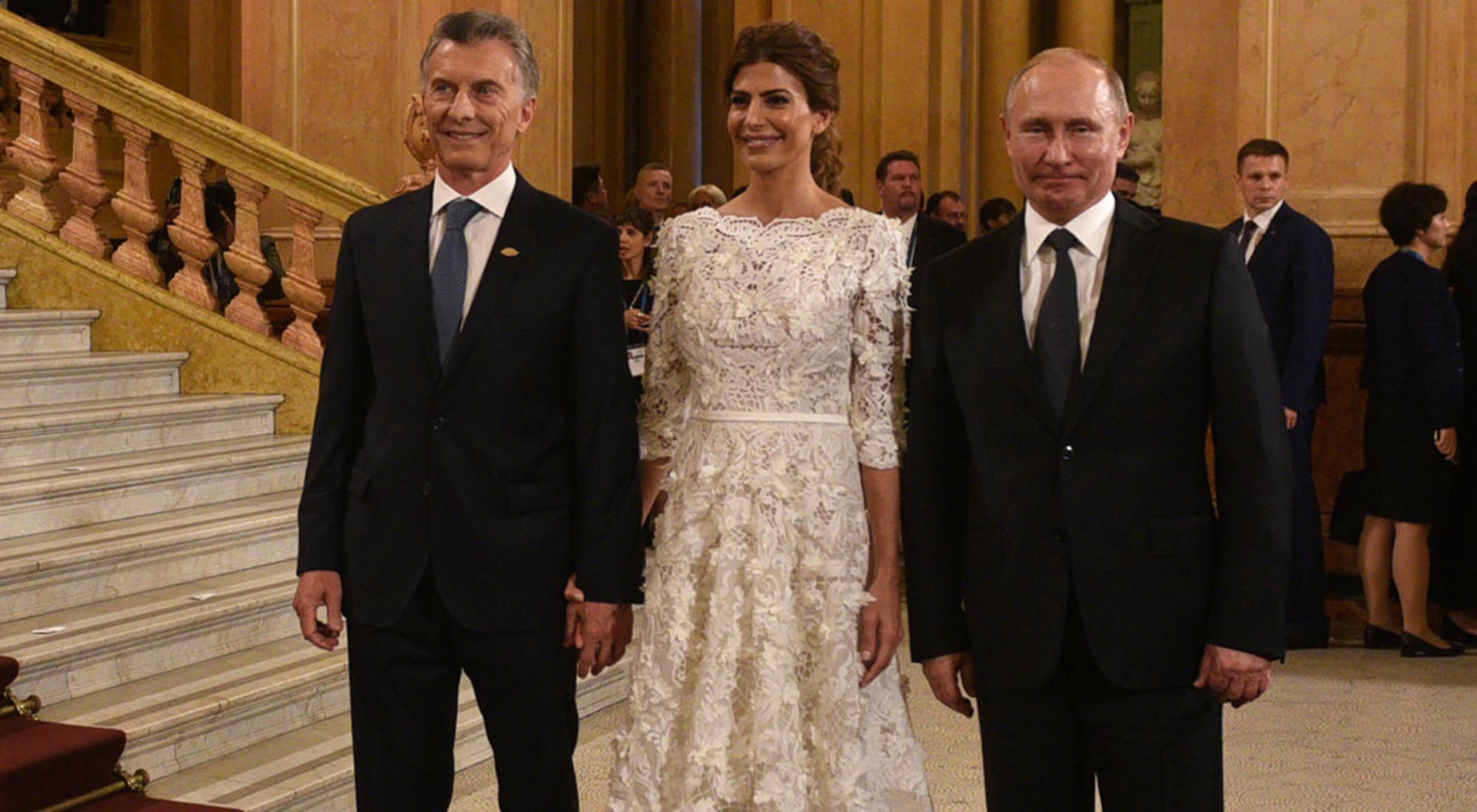 El matrimonio presidencial junto a Vladimir Putin.