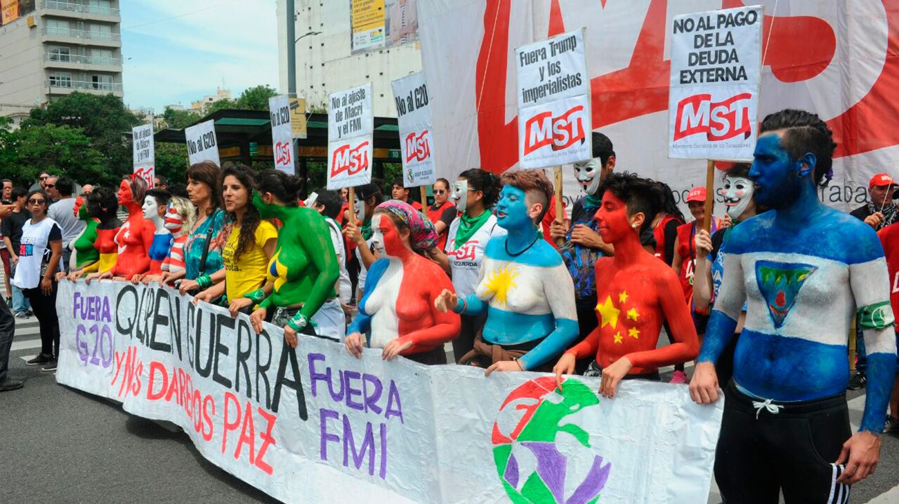 Distintas organizaciones saciales marchan contra el reunuión del G20.