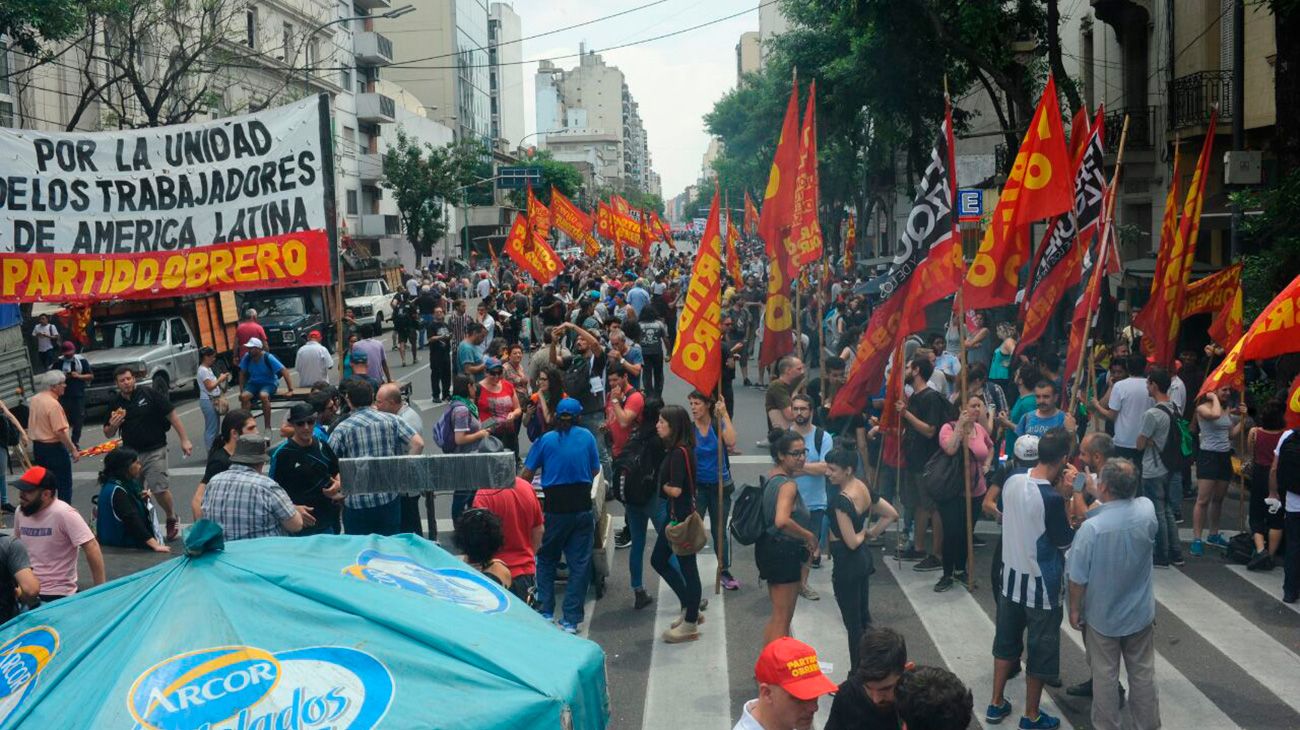 Distintas organizaciones saciales marchan contra el reunuión del G20.