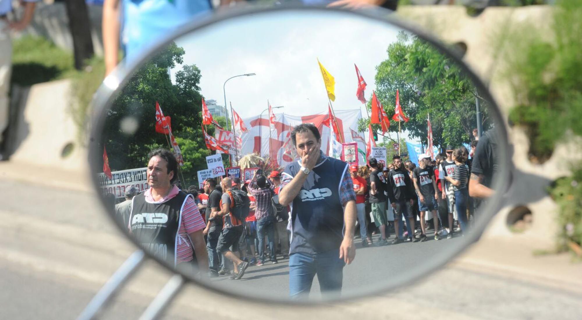 La marcha anti G20 en medio de un enorme operativo policial.