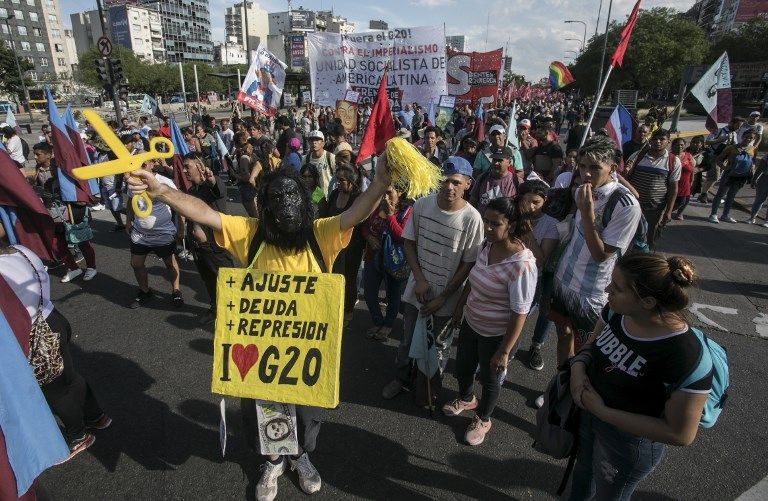 En el marco de un férreo operativo de seguridad que restringió hoy los accesos al centro de la Capital Federal, la izquierda se adueñó del papel protagónico de una marcha crítica al G-20 que si bien fue relevante, no alcanzó la magnitud de otras movilizaciones de la oposición.