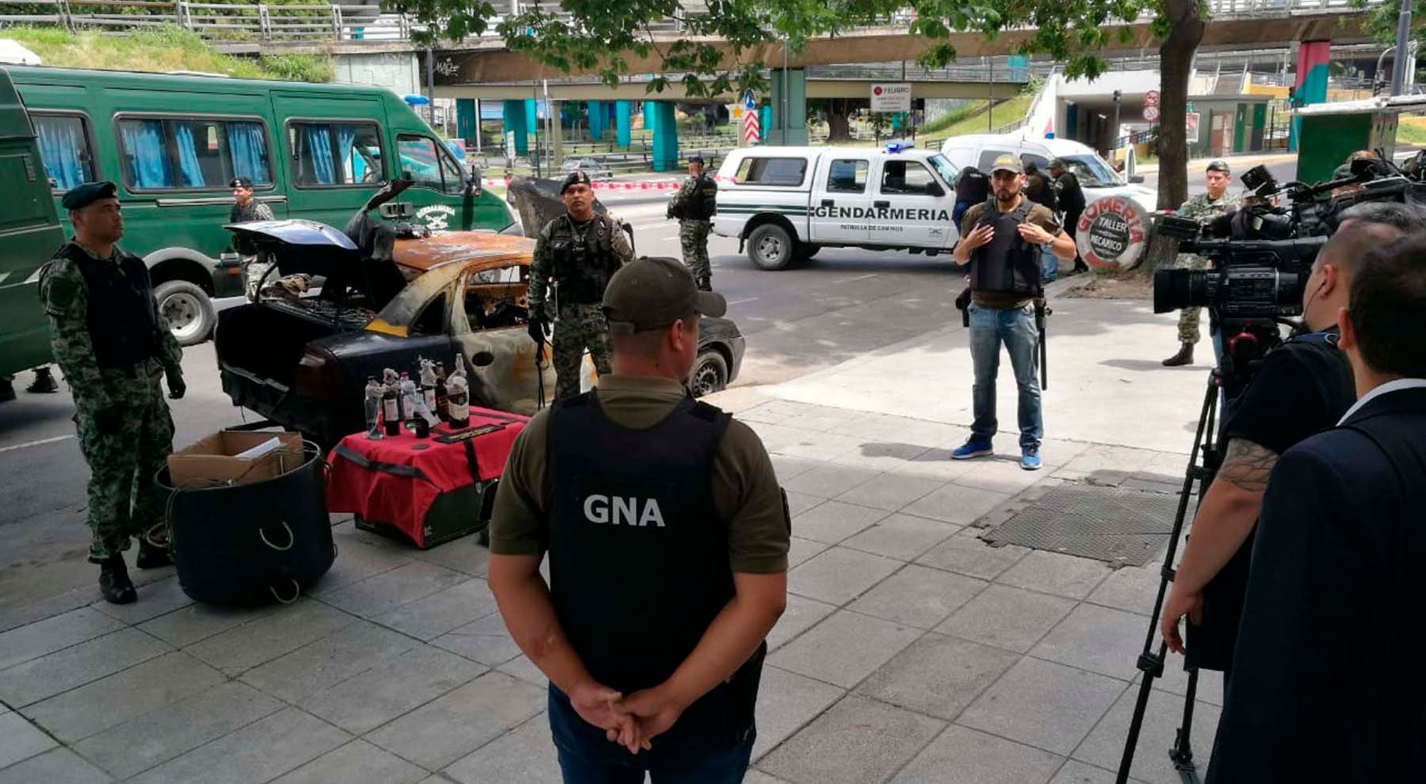 Ocho bombas molotov fueron halladas esta mañana en el interior de un taxi quemado y abandonado en el barrio porteño de Constitución, donde trabajan efectivos de Gendarmería Nacional.