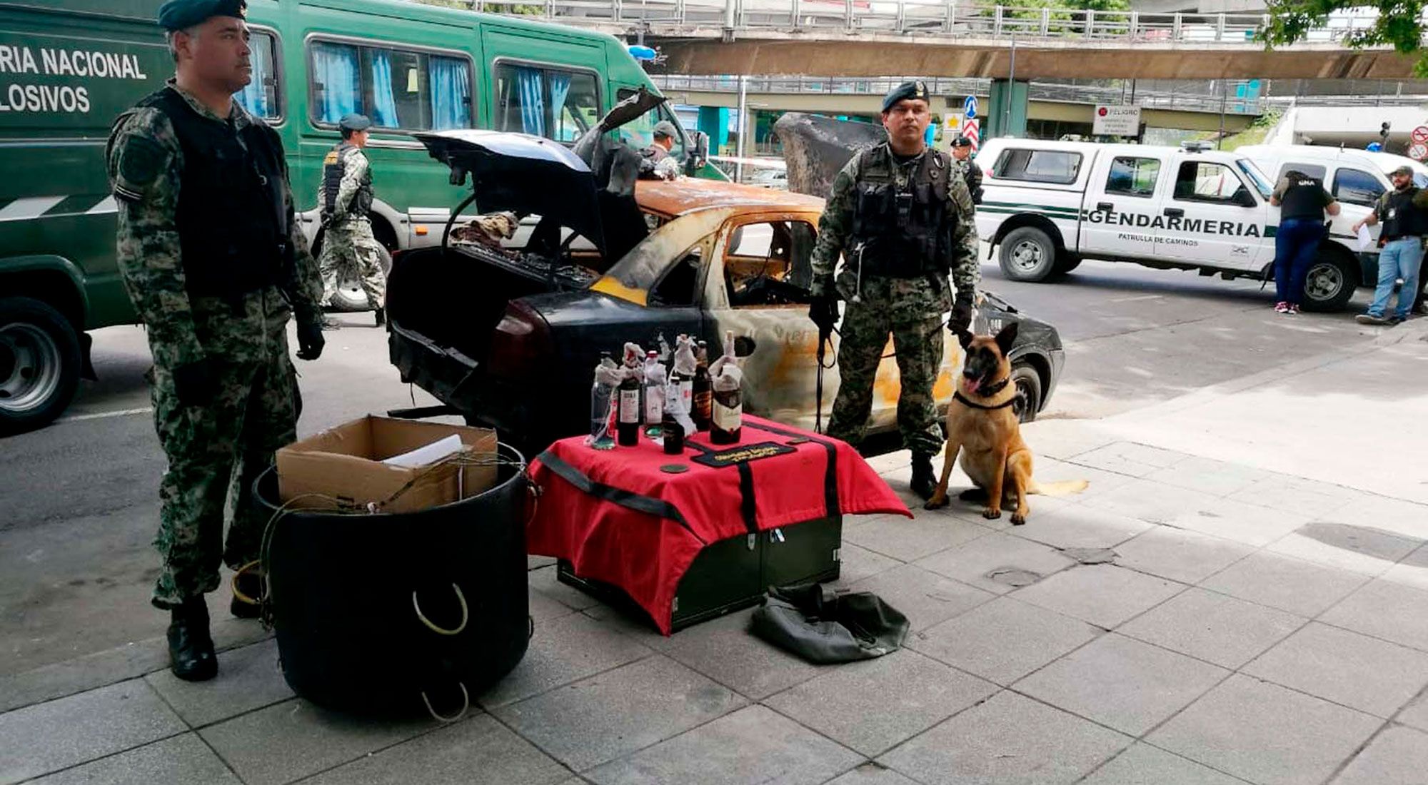 Ocho bombas molotov fueron halladas esta mañana en el interior de un taxi quemado y abandonado en el barrio porteño de Constitución, donde trabajan efectivos de Gendarmería Nacional.