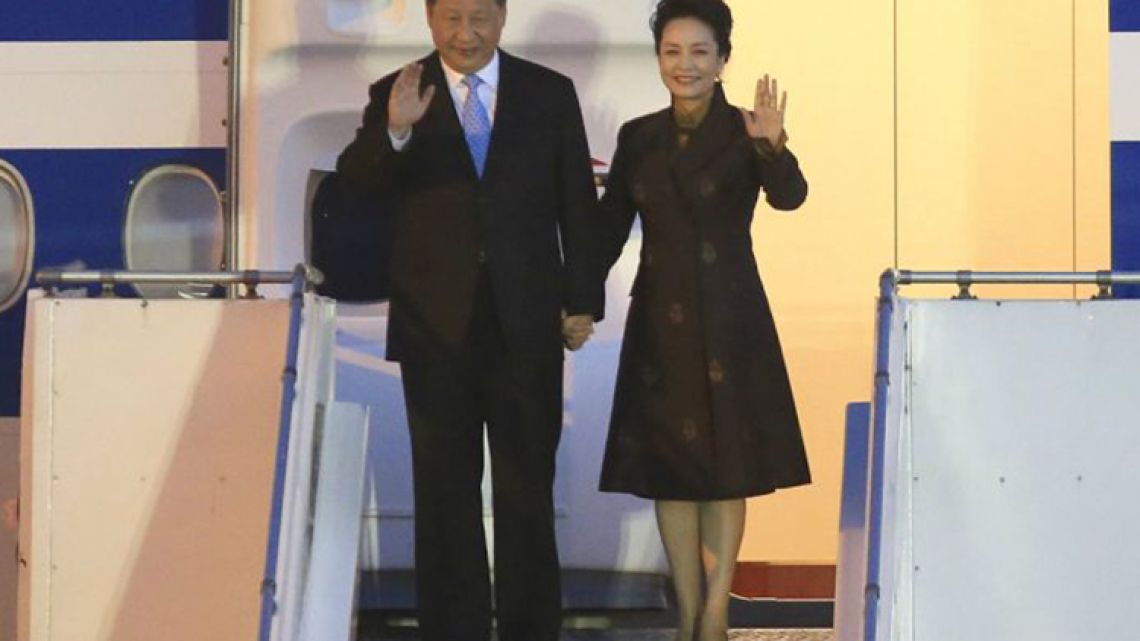 Chinese President Xi Jingping and his wife arrive to Buenos Aires for the G20 Leaders Summit.