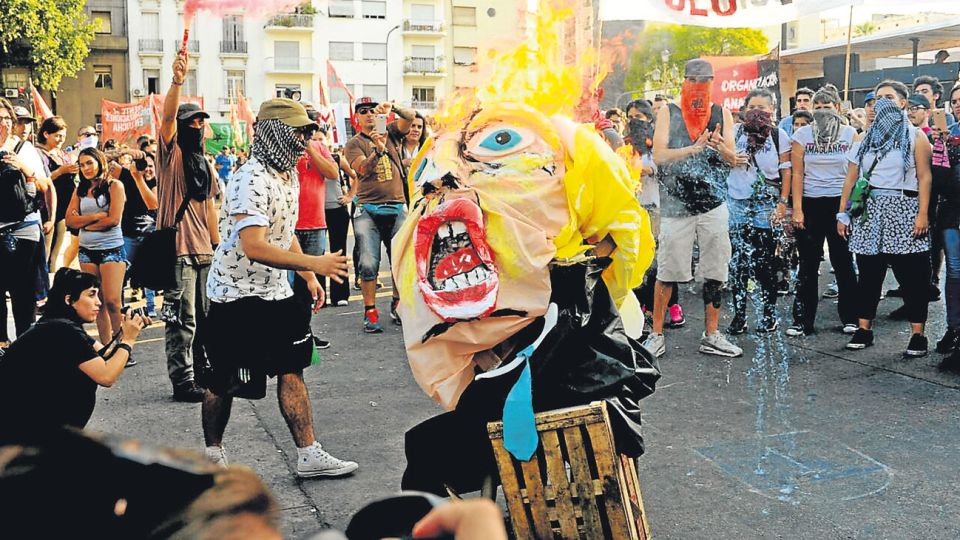 Fuego. Un muñeco del presidente estadounidense fue quemado en la vía pública. También hubo manifestaciones contra China y Francia, entre otras potencias presentes en la cumbre.