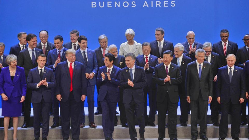 Familia. El presidente norteamericano, Donald Trump, fue el centro de atención en el primer día de la cumbre por sus desplantes y la presión que impuso en la guerra comercial con China. Macri seguirá hoy con una agenda cargada.