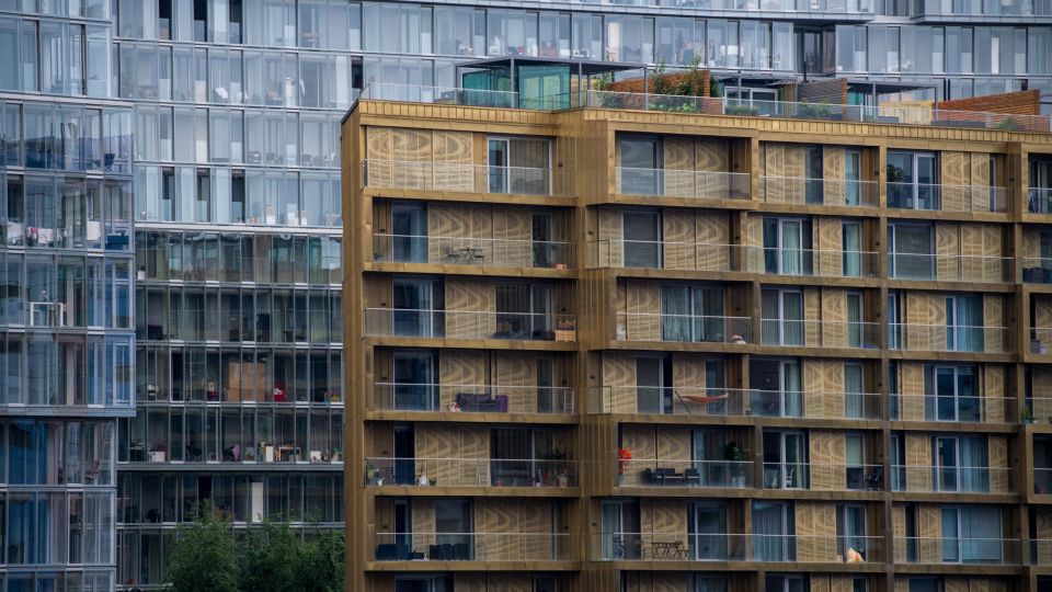Luxury Homes Lure Hedge Fund Cash As Banks Get Squeamish