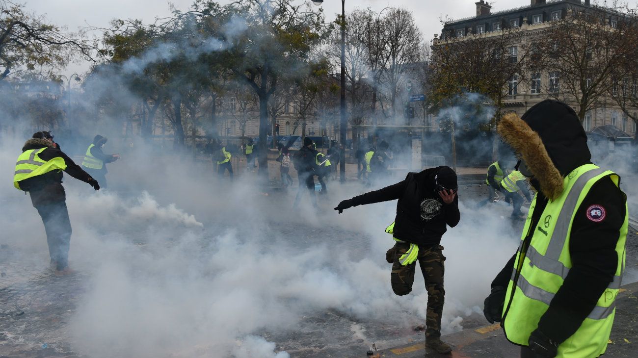 Enfrentamientos en París en nueva protesta contra Macron.