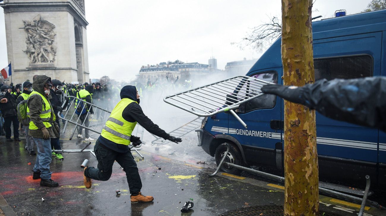 Enfrentamientos en París en nueva protesta contra Macron.