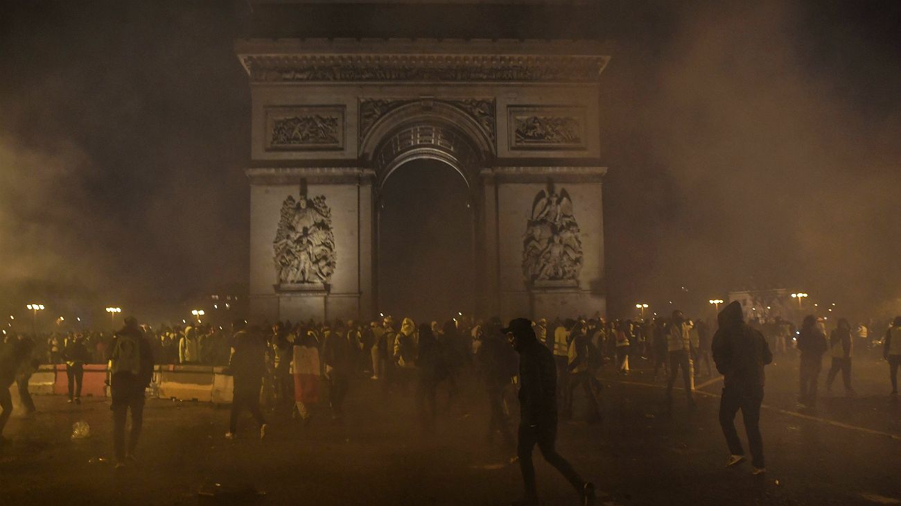 París en llamas. La protesta de los Chalecos Amarillos escaló y los disturbios se esparcieron por toda la capital francesa.