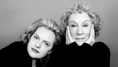 Dúo. Elisabeth Moss y Margaret Atwood, actriz principal de la serie y autora de la exitosa novela.