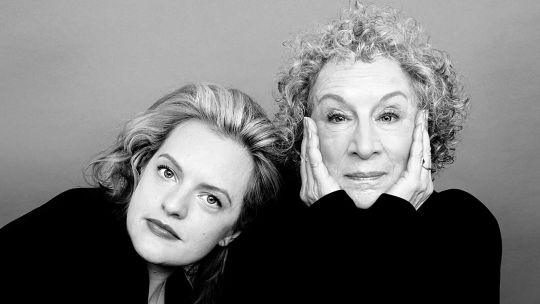 Dúo. Elisabeth Moss y Margaret Atwood, actriz principal de la serie y autora de la exitosa novela.