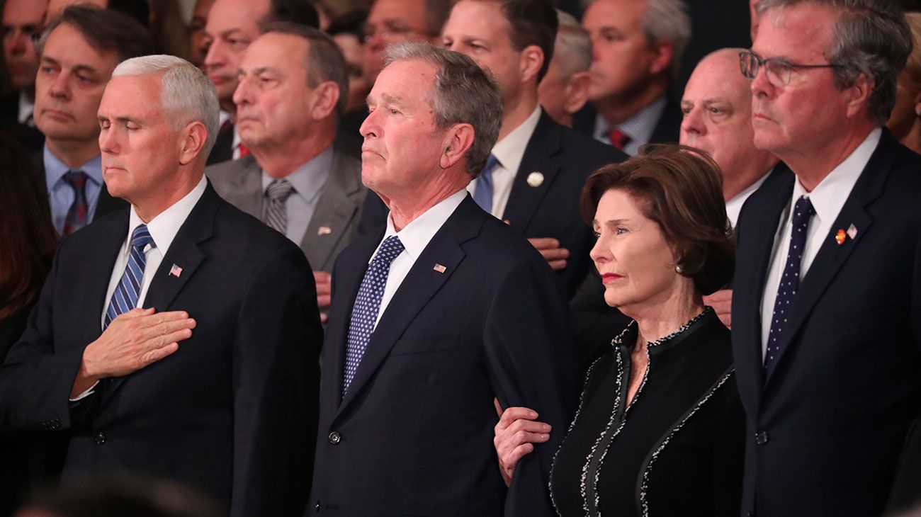  El ataúd del ex presidente de los Estados Unidos, George H.W. Bush es entregado por una guardia de honor militar que se encuentra en el estado de la Rotonda del Capitolio de los EE. UU. Mientras miembros de la Cámara de Representantes de la Cámara de los EE. UU. Observan en Washington, DC.