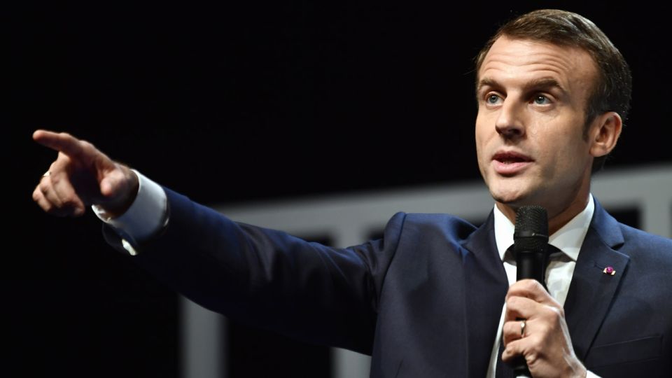 El gobierno del presidente francés Emmanuel Macron anunció que suspenderá durante seis meses la subida del impuesto a los carburantes y congelará los precios de la luz y el gas.
