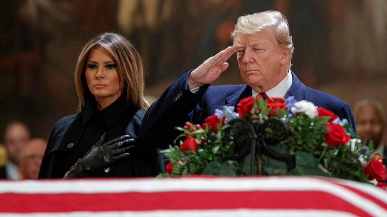 El presidente Donald Trump y su esposa, Melania, rindieron tributo al fallecido George H.W. Bush en el Capitolio.