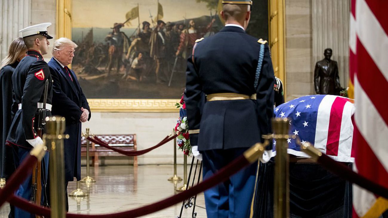 El presidente Donald Trump y su esposa, Melania, rindieron tributo al fallecido George H.W. Bush en el Capitolio.