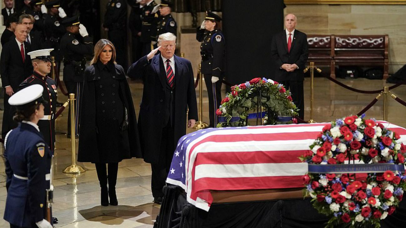 El presidente Donald Trump y su esposa, Melania, rindieron tributo al fallecido George H.W. Bush en el Capitolio.