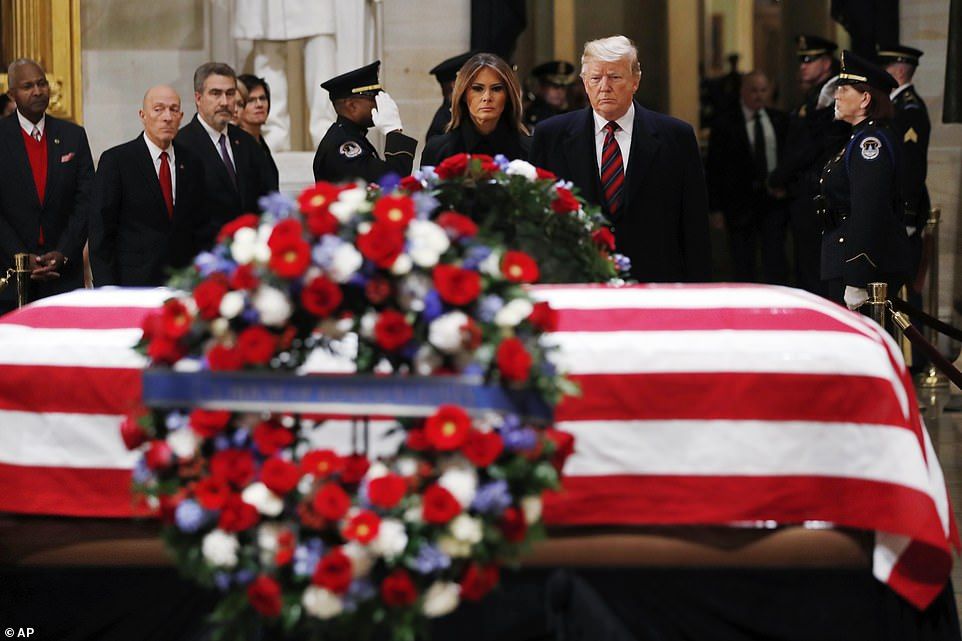 El presidente Donald Trump y su esposa, Melania, rindieron tributo al fallecido George H.W. Bush en el Capitolio.