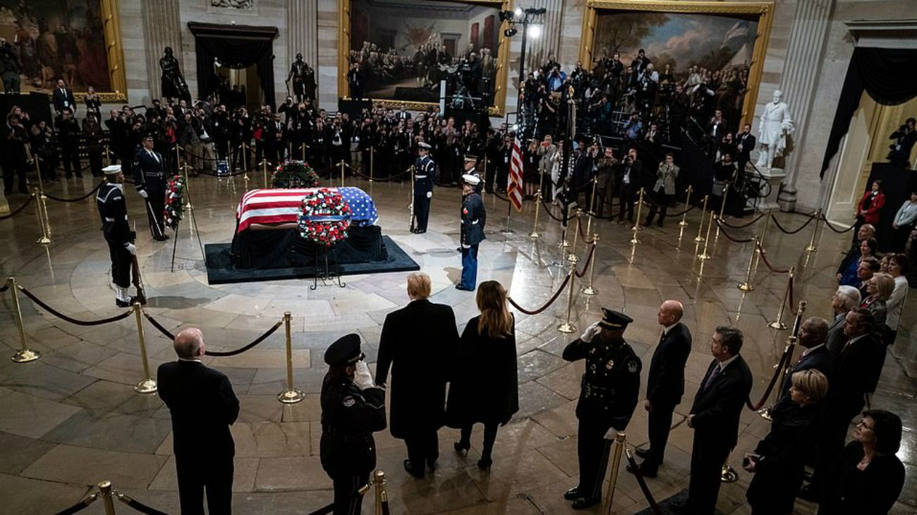 El presidente Donald Trump y su esposa, Melania, rindieron tributo al fallecido George H.W. Bush en el Capitolio.