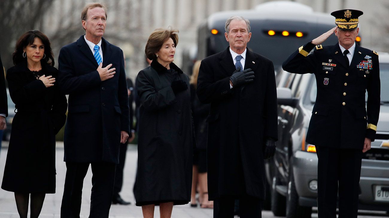 La familia Bush durate el funeral de George Bush padre. 