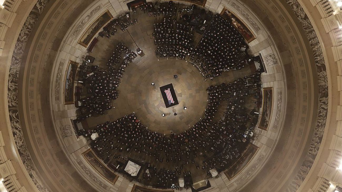 Durante tres días, miles de estadounidenses pudieron despedirse del expresidente George H. W. Bush en la Rotonda del Capitolio, en Washington.