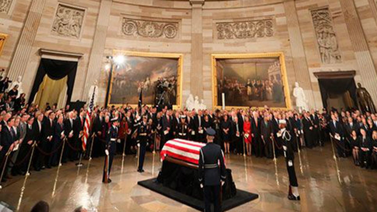 El presidente Donald Trump y los expresidentes Obama, Clinton, Bush Jr. y Carter asistieron al homenaje nacional.