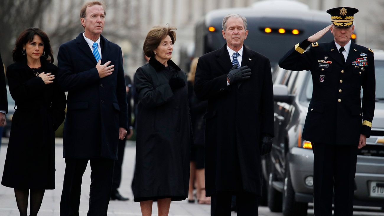 Los restos de George Bush padre llegaron a Washington para el funeral.